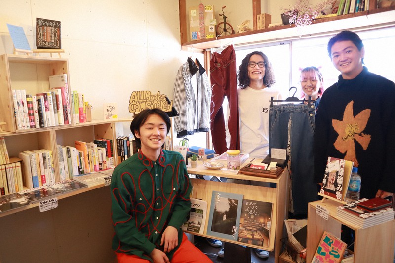中田健太郎さん(左)ら九州大生4人が経営する「All Books Considered(オール・ブックス・コンシダード)」。独自の視点で選んだ本や雑誌のほか、リメークした服も販売予定だ=福岡県糸島市前原中央で2022年4月6日、谷由美子撮影