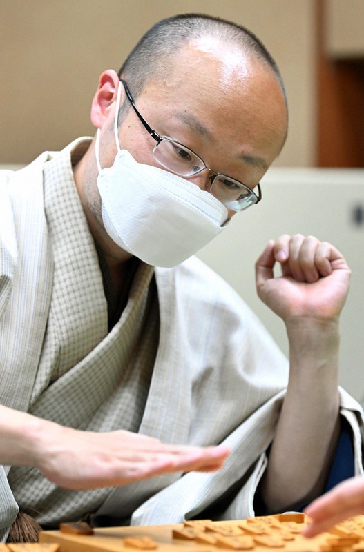 第80期名人戦七番勝負第4局で挑戦者の斎藤慎太郎八段に勝ち、感想戦で対局を振り返る渡辺明名人=山口市の山水園で2022年5月20日午後7時44分、徳野仁子撮影