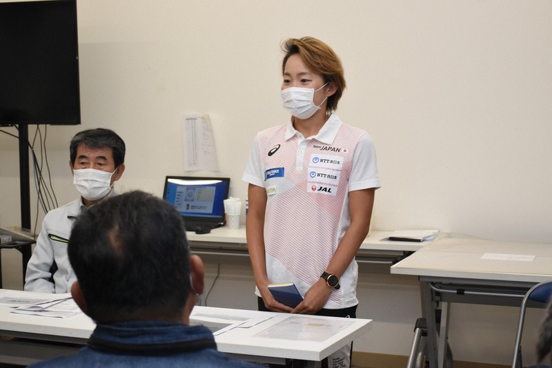 社内ミーティングに臨むトライアスロンの福岡啓選手(右)=福井市下河北町8のオクタケで2022年4月21日午後6時4分、大原翔撮影