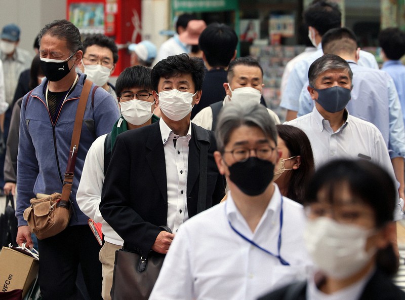 マスクをつけて通りを歩く人たち=東京都千代田区で2022年5月20日、和田大典撮影