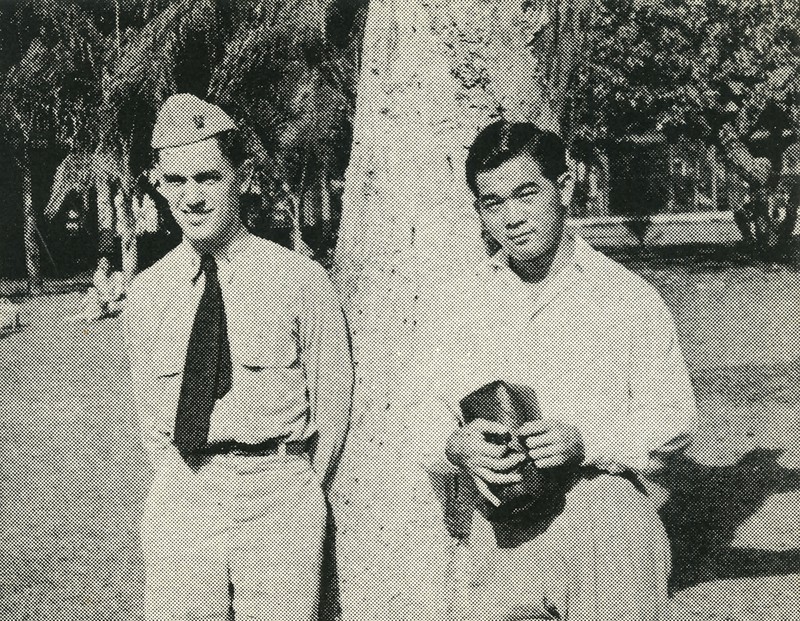 1944年、ハワイ大学滞在時のドナルド・キーンさん(左)。当時の肩書は「海軍中尉」だった=ドナルド・キーン記念財団提供
