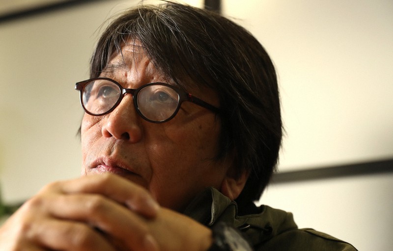 上皇、上皇后両陛下を主人公にした小説「千代田区一番一号のラビリンス」を刊行した映画監督の森達也さん=2019年11月8日、東京都港区で喜屋武真之介撮影