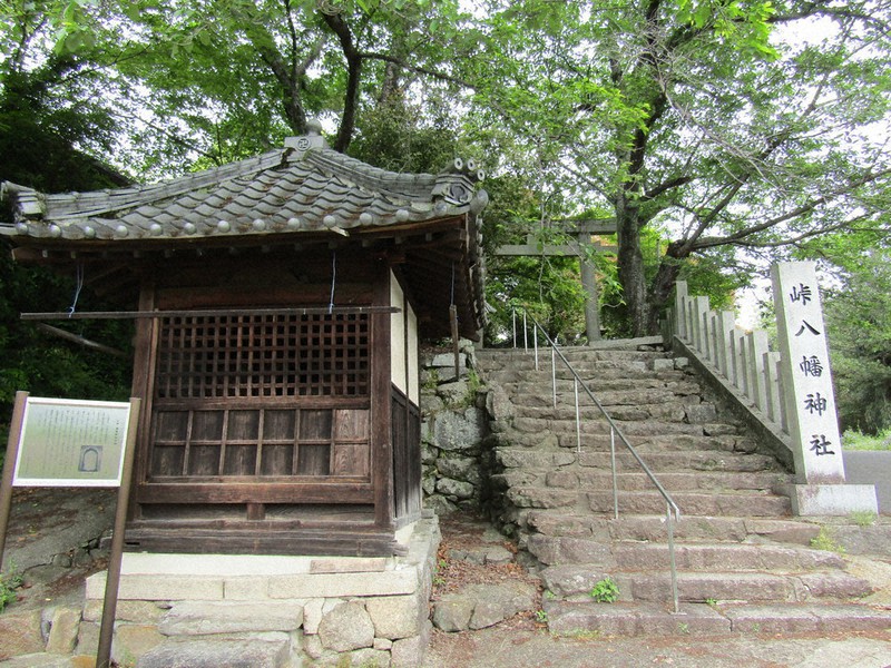 地蔵堂と峠八幡神社=柏原市峠で2022年5月16日午前11時31分、松井宏員撮影