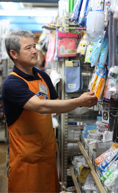 商品を見つめる100円ショップ「THE 100 STORES」の宮城武志専務。「創業以来、今が最も厳しい」と力なく話していた=東京都目黒区で4月27日、三浦研吾撮影