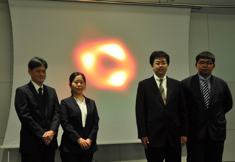 天の川銀河の中心にある巨大ブラックホールの観測画像を発表した研究チーム=東京都千代田区で2022年5月12日午後10時50分、垂水友里香撮影