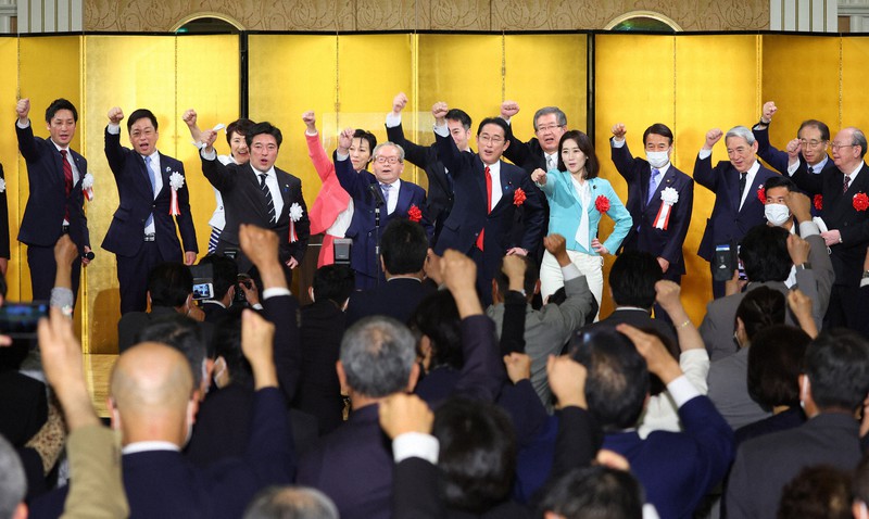次期衆院選を前に行われた「挑戦(チャレンジャー)の会」で気勢を上げる岸田文雄首相(中央)と前回落選した自民党の元衆院議員ら=大阪市で2022年5月21日午後1時5分、滝川大貴撮影