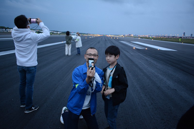 成田空港で滑走路歩くツアー開催、着陸も見学 開港以来初めて [写真