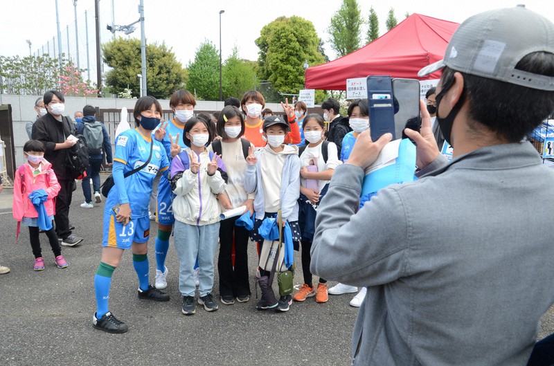 入場ゲート付近で、来場客と即席の撮影会に応じるマイナビ仙台の選手たち。「なでしこジャパン」を目指す少女も多く駆けつけた=東京・味の素フィールド西が丘で2022年4月17日午前11時56分、生野貴紀撮影