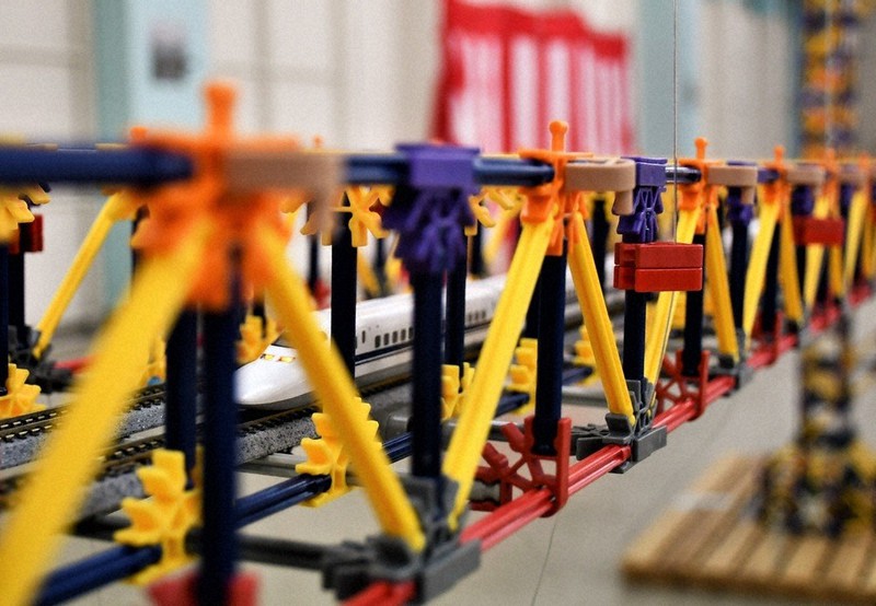 明石大橋、新幹線走った！？ 全長26メートル模型完成 滋賀・鉄道愛好家