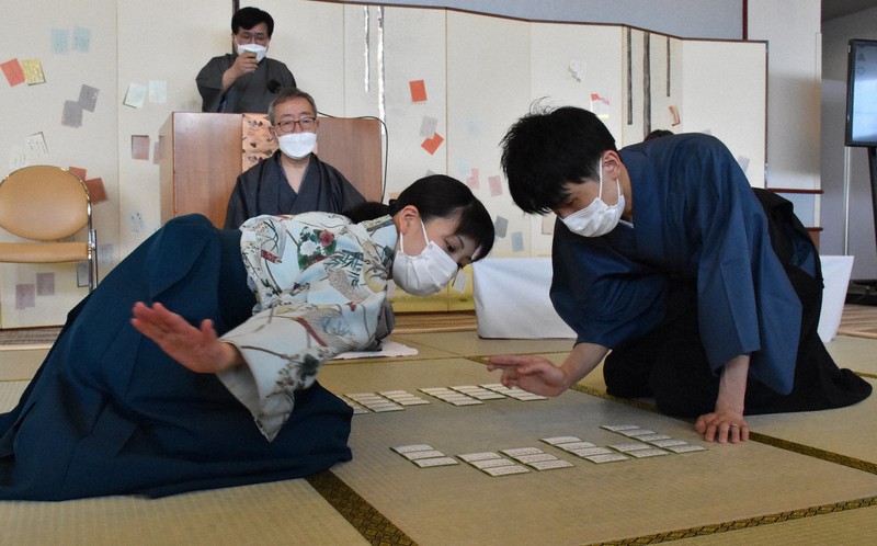 試合前のデモンストレーションで札を取り合うクイーンの山添百合八段(左)と名人の川瀬将義六段=東京都文京区春日1の文京シビックセンターで2022年5月22日午後2時17分、小林遥撮影