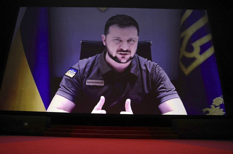 カンヌ国際映画祭の開会式でビデオ演説するウクライナのゼレンスキー大統領=フランス南部カンヌで2022年5月17日、AP