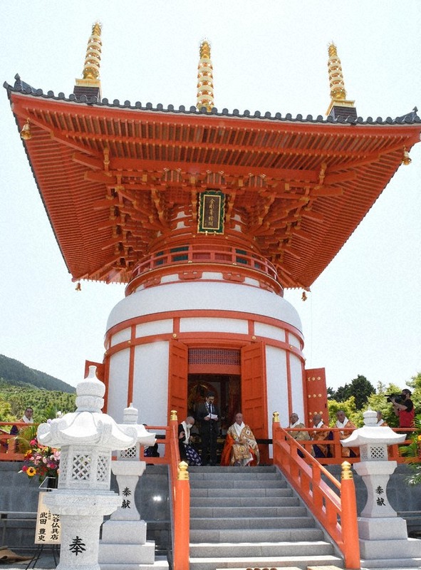 朱塗りと白壁が美しい瑜祇塔