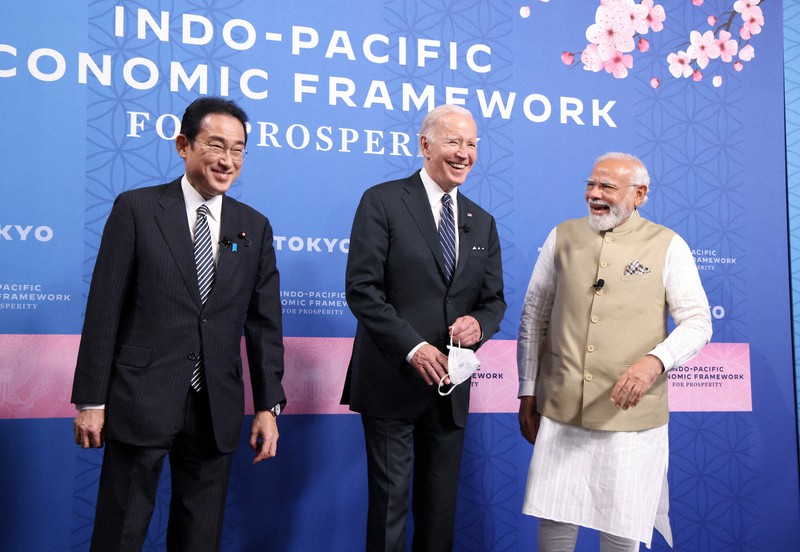 「インド太平洋経済枠組み(IPEF)」の発足会合の冒頭、記念撮影に臨む(左から)岸田文雄首相、バイデン米大統領、インドのモディ首相=東京都港区で2022年5月23日午後4時41分(代表撮影)