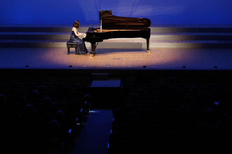 ウクライナから避難の少女がピアノ演奏 チャリティーで支援訴え 毎日新聞