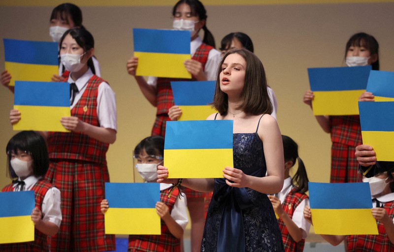 ウクライナから避難の少女がピアノ演奏 チャリティーで支援訴え 毎日新聞