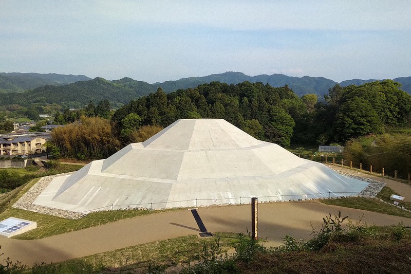 NEWSの窓：文化 奈良・明日香にピラミッド現る 古墳から過去と未来