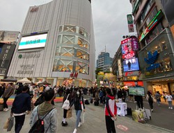 新規感染者が1000人超で推移していた今年4月16日、買い物客らでにぎわう台北の繁華街・西門＝台北市万華区で2022年4月6日、岡村崇撮影