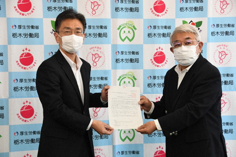 栃木労働局の藤浪竜哉局長(左)が業界団体の代表者らに要請文を手渡した=宇都宮市明保野町の同局で2022年5月19日、玉井滉大撮影
