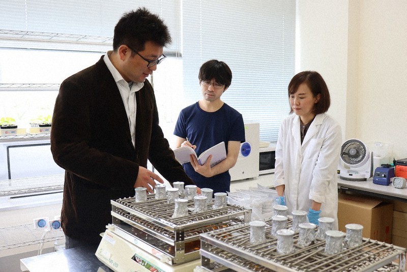 「日本は食糧問題、地域創生への意識をより高める必要があります」と語る代表取締役の石川奏太さん(左)