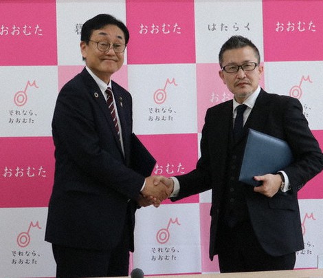 協定を結び握手をする(左から)大牟田市の関市長とカーブスジャパンの斎藤常務