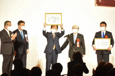 公明党からの推薦状を示す古庄氏（中央）。左端は自民県連の阿部会長。右から2人目は公明党県本部の河野代表