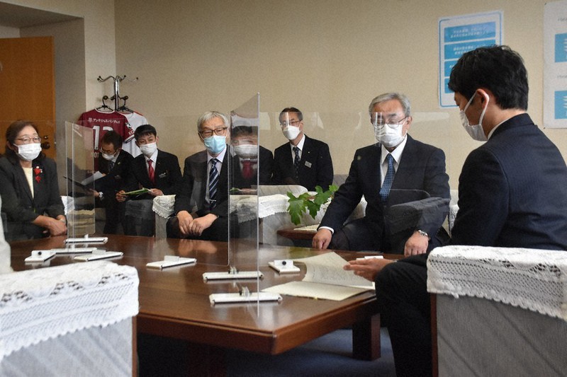 斎藤元彦兵庫県知事と面談する土師守さん(手前右から3人目)ら犯罪被害者の遺族=神戸市中央区の兵庫県庁で2022年5月23日、村田愛撮影