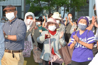 街頭演説に集まった聴衆＝福岡市博多区のJR博多駅前で2022年5月21日午後5時12分、野間口陽撮影