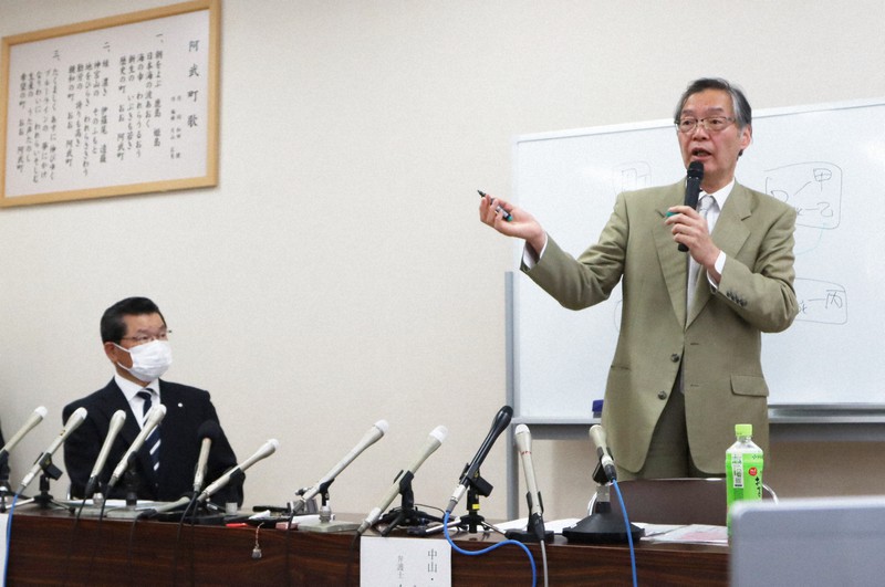 誤給付分の回収状況について説明する中山修身弁護士(右)と山口県阿武町の花田憲彦町長=町役場で2022年5月24日午前11時27分、福原英信撮影