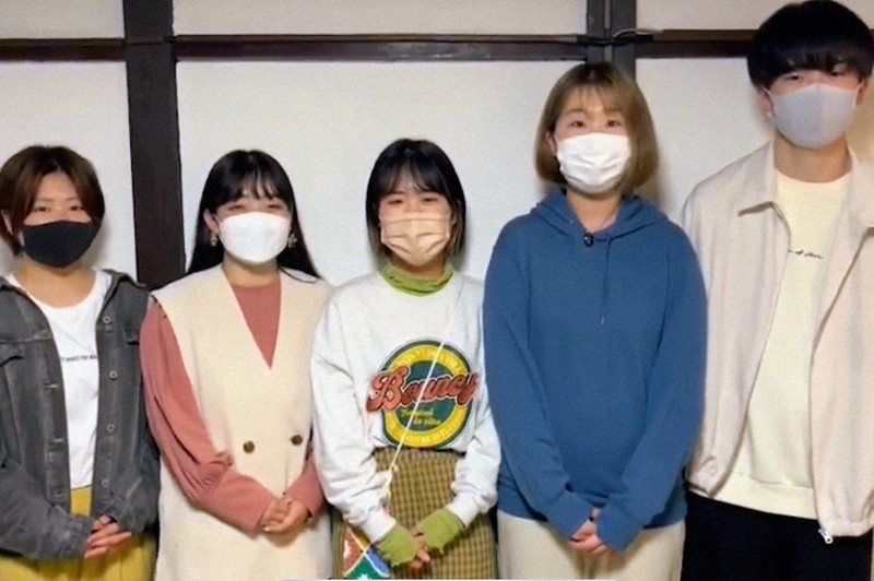 図書館づくりを行うプロジェクトメンバー。中央がリーダーの北川茉侑さん=京都すまいるプロジェクト提供
