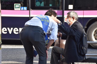 ベンチに座っていた男性に話しかける参院選の立候補予定者＝都内で（画像の一部を加工しています）