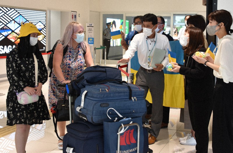 佐賀空港に到着して歓迎を受けるニャンコ・ナターリャさん(左から2人目)、アナスタシアさん(左端)親子