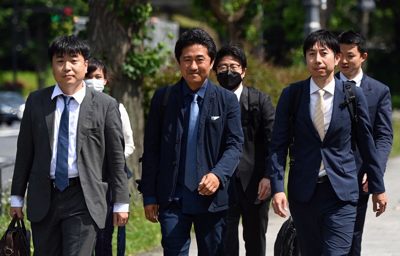 在外国民審査違憲訴訟上告審の判決を前に最高裁に向かう原告の想田和弘さん(前列中央)と弁護団=東京都千代田区で2022年5月25日午後2時4分、北山夏帆撮影