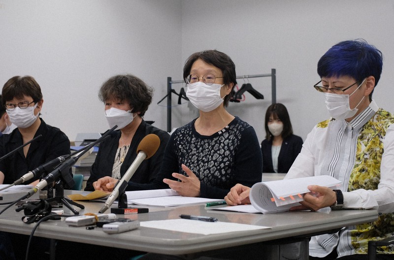 判決後に記者会見する、原告の(左から)古久保さくら・大阪公立大准教授、伊田久美子・同大学名誉教授、牟田和恵・大阪大名誉教授、岡野八代・同志社大教授=京都市中京区で2022年5月25日午後3時41分、千金良航太郎撮影