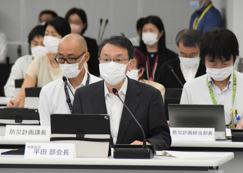 東京都防災会議で首都直下地震の被害想定について説明する地震部会長の平田直・東大名誉教授(中央)=東京都新宿区の都庁で2022年5月25日午前11時5分、黒川晋史撮影