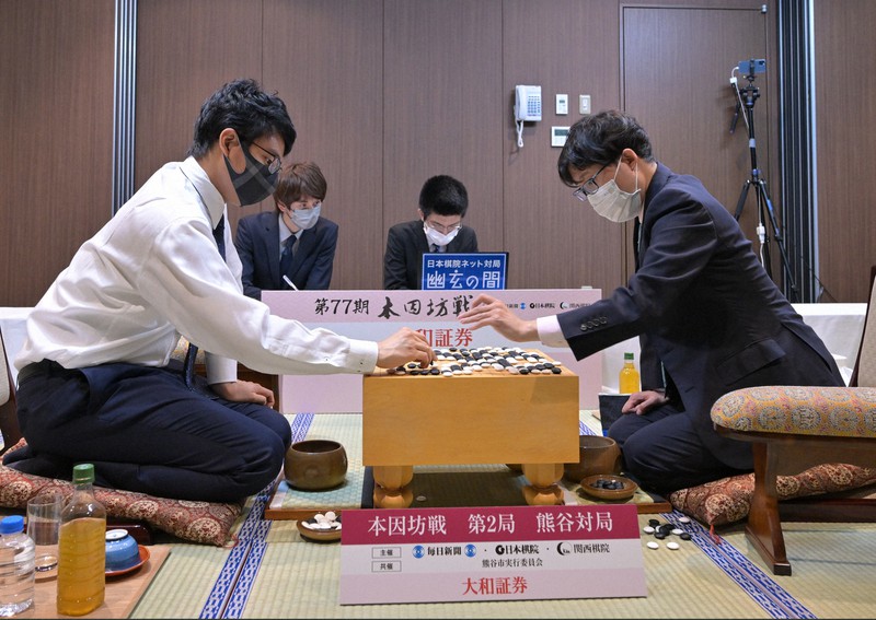 第77期本因坊戦第2局で挑戦者の一力遼棋聖(左)に勝利し、感想戦を行う本因坊文裕=埼玉県熊谷市の熊谷ラグビー場で2022年5月25日午後7時34分、手塚耕一郎撮影