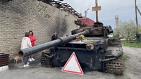 ロシア軍による砲撃で破壊されたウクライナ軍の車両。死亡した乗員5人を追悼するために保存されていた＝ウクライナ・ホストメリで2022年5月7日、三木幸治撮影