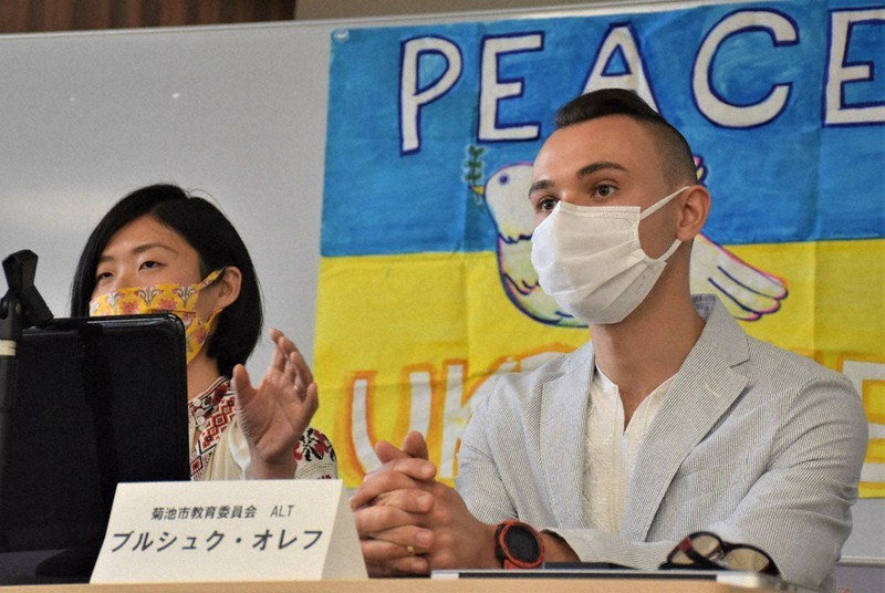 講演でウクライナの窮状を訴えるオレフさん(右)と妻萌実さん