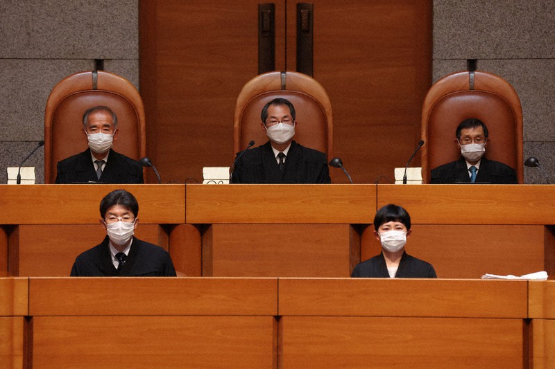 最高裁裁判官国民審査の在外投票を巡る訴訟の上告審判決が言い渡された最高裁大法廷。中央は大谷直人裁判長=東京都千代田区で25日(代表撮影)