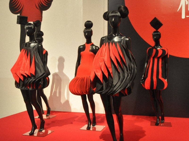 鮮烈、「対極」の世界 大分県立美術館「コシノジュンコ展」 29日まで