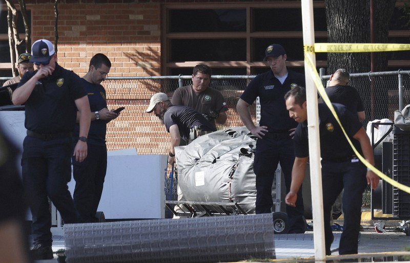 事件現場を調べる捜査員たち=米南部テキサス州ユバルディで2022年5月25日、AP
