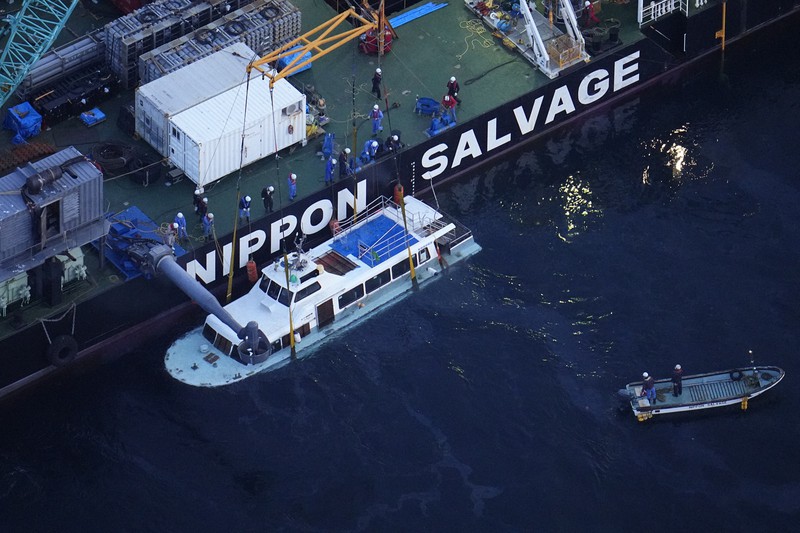 カズワン船体、海面までつり上げ 落下した182メートル海底から | 毎日新聞