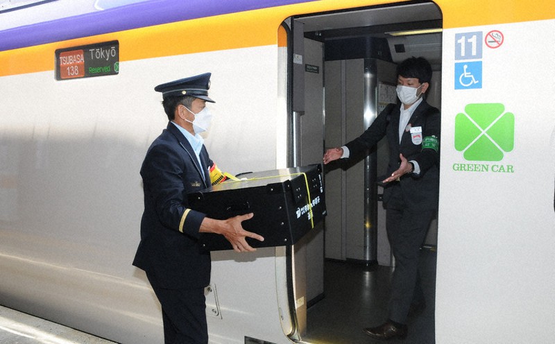米沢駅で東京に向けて山形新幹線に運び込まれる精密機械部品=山形県米沢市で2022年5月26日、横田信行撮影