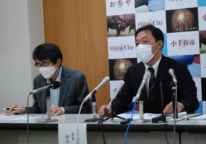 記者会見する鈴木会長(右)ら=新潟県小千谷市役所で2022年5月26日、内藤陽撮影