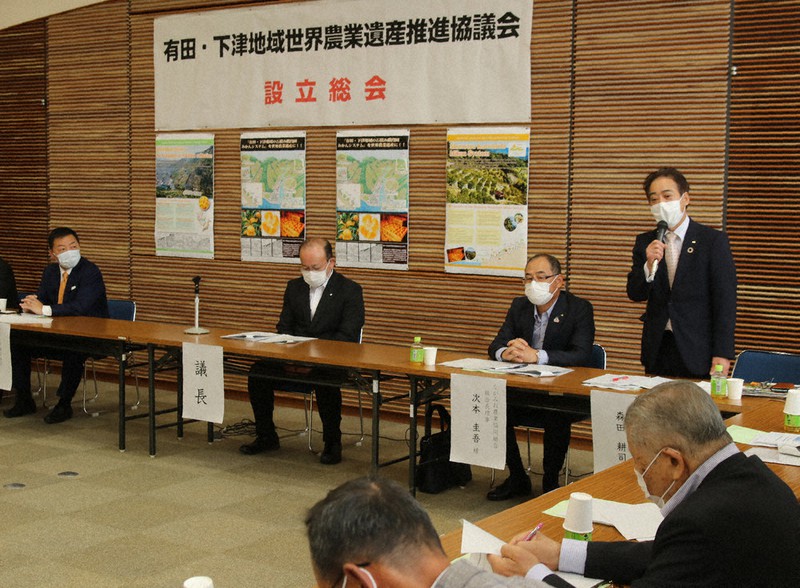 設立総会で会長に選任され、あいさつするJAありだの森田耕司組合長(奥右)=和歌山県有田川町の県果樹試験場で、姜弘修撮影