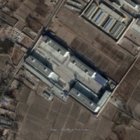 中国新疆ウイグル自治区南部カシュガル地区シュフ県で、ウイグル族らを対象にした「再教育施設」とみられる建物（中央）＝2018年1月12日撮影、グーグルアースから