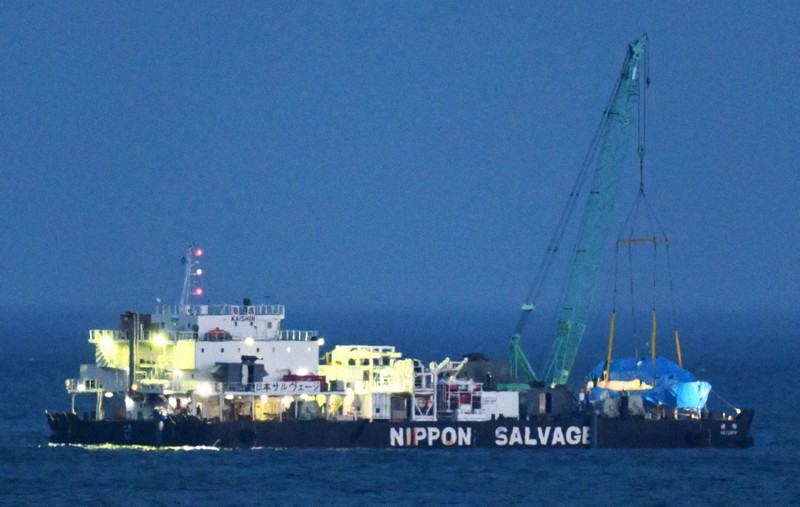 カズワン船体「手すり以外に目立った損傷ない」 作業船に引き揚げ
