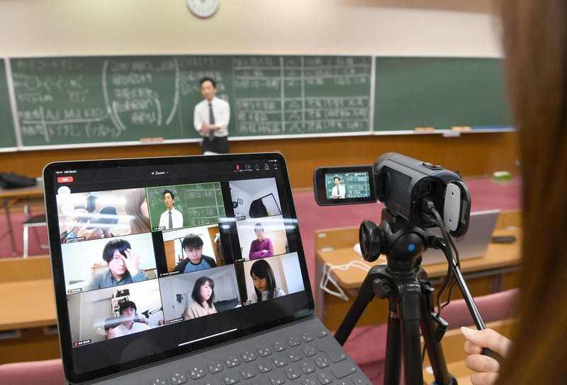 「コロナ禍」以降、全国の大学で導入が進み、日常の光景となったオンライン授業=福岡市南区で2020年5月7日、矢頭智剛撮影