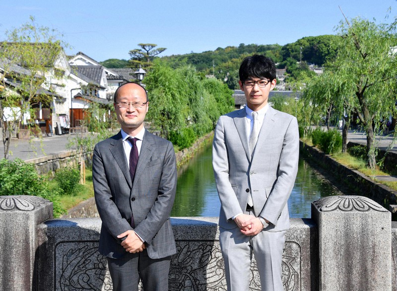 倉敷美観地区を訪れた渡辺明名人(左)と挑戦者の斎藤慎太郎八段=岡山県倉敷市で2022年5月27日午後3時52分、加古信志撮影