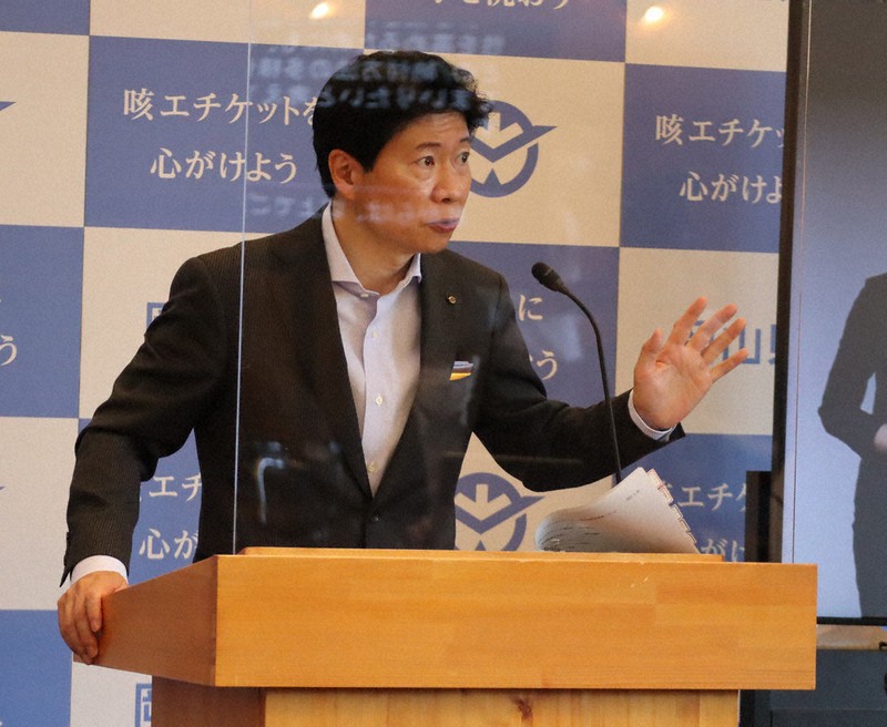 約1年半ぶりにマスクを着用せずに記者会見を開いた岡山県の伊原木隆太知事=岡山市北区内山下の県庁で2022年5月27日午前9時11分、堤浩一郎撮影