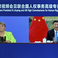 中国の習近平国家主席（右）とオンライン会談する国連のバチェレ人権高等弁務官＝2022年5月25日、新華社AP